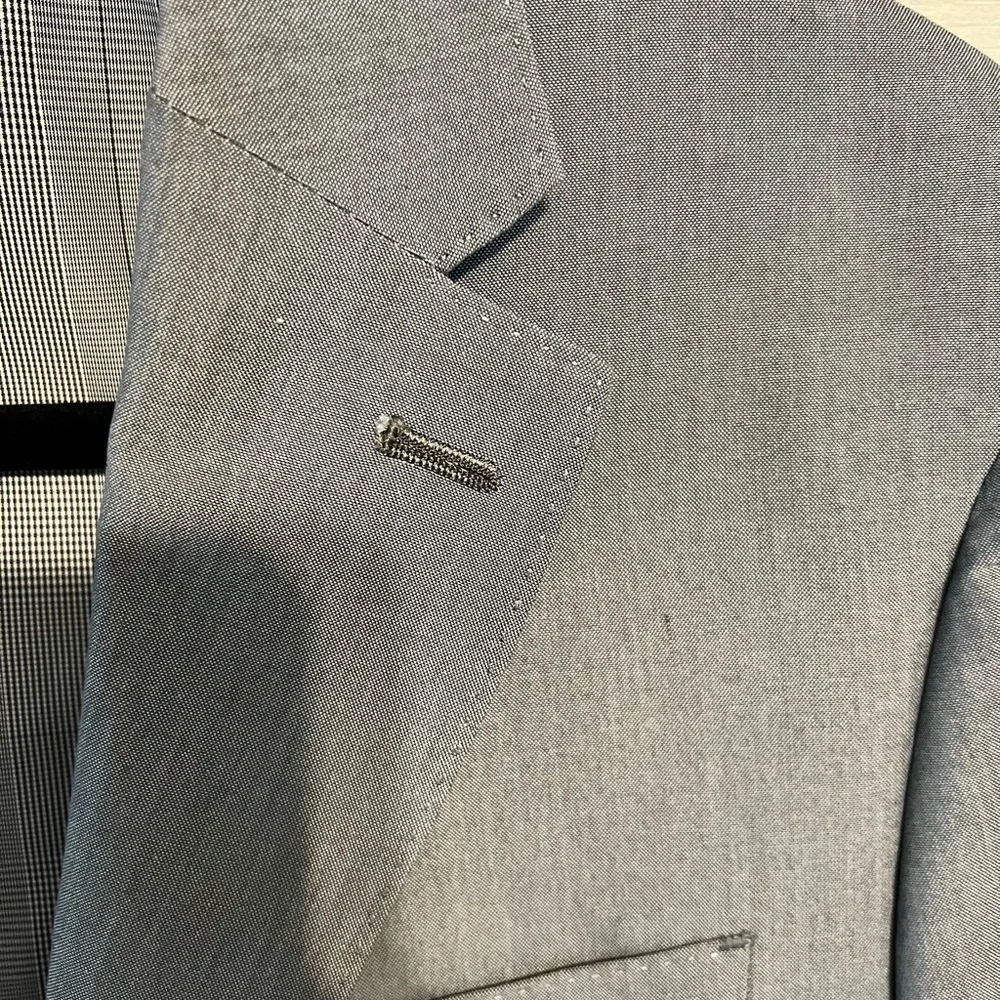 Grey brand new suit coat. 40R PERFECT CONDITION - Picture 2 of 6